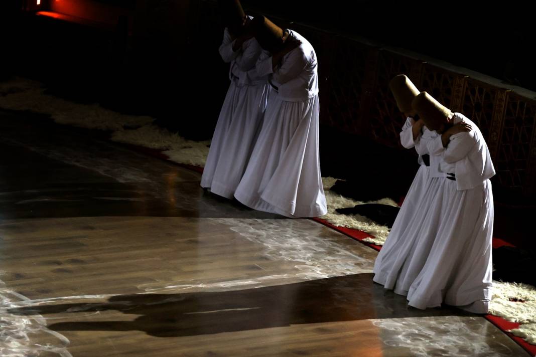 Mevlana Konya'da  11 gün boyunca sema ile anılacak, binlerce turist takip edecek 11